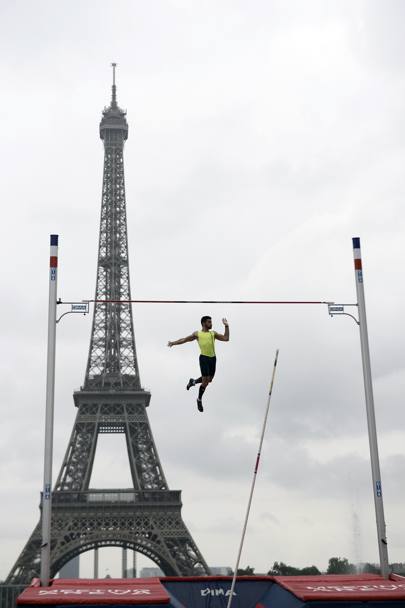  Palcoscenico delle grandi occasioni per Renaud Lavillenie, l&#39;astista francese olimpionico ai Giochi di Londra, si  esibito al Trocadero, di fronte alla Tour Eiffel sotto gli occhi di un illustre 
